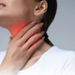 Ощущение кома или першения в горле, многим людям, давно страдающим заболеванием щитовидной железы, знакомо это неприятное ощущение.