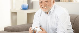 Пожилой человек играет в компьютерную игру